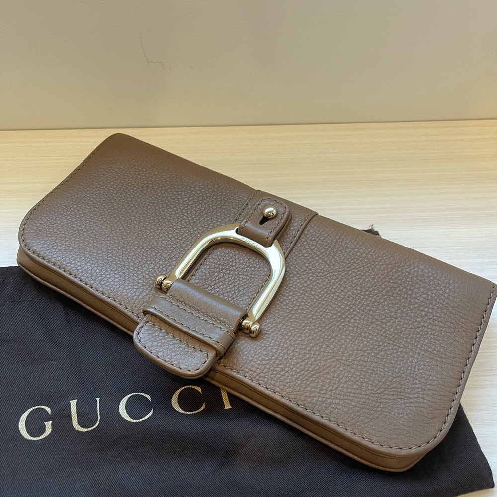 Gucci horse bit clutch in taupe grained calfskin